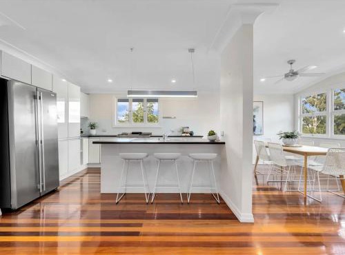 Elegant Villa Near Shopping Mall