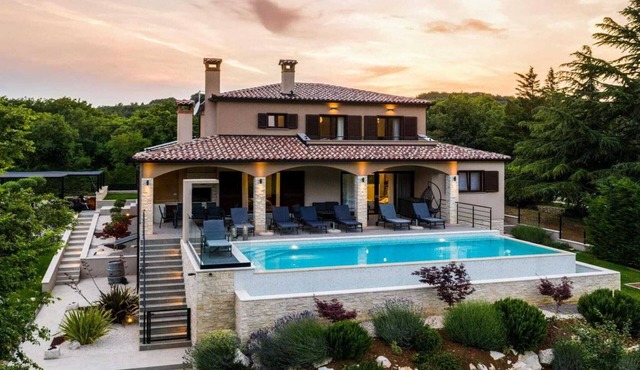 Elegant Villa Near the Beach