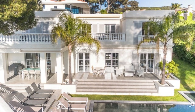 Elegant villa with heated pool and views over the bay of Cannes and hills