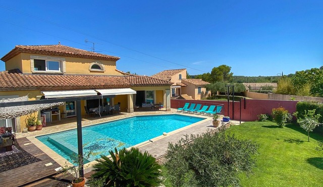 Elegant villa with pool & air conditioning - your haven of peace