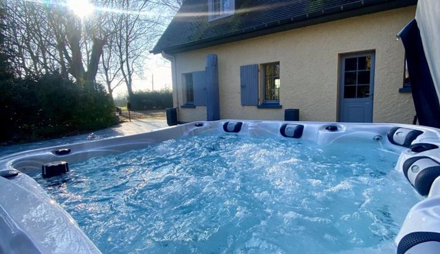 Elegant Villa with Spa, Large Garden, Near Lille - Sleeps 14