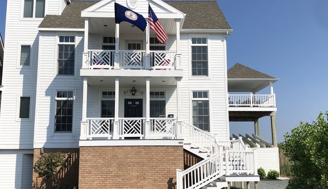 Elegant Waterfront Residence, Magnificant Sunsets, Close to Town Ctr, Elevator