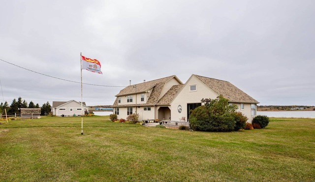 Elegant Waterfront Cottage – 3BR/3BA with Stunning River Views & Firepit