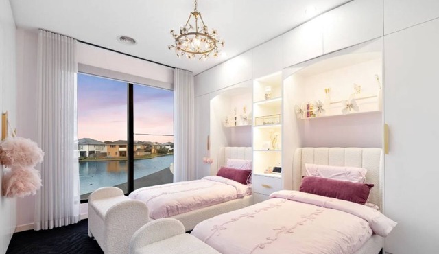 Elegant Waterfront Escape – Point CooknnRelax with the whole family.