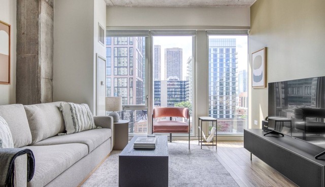 Elegant West Loop Studio w/Pool, Gym & Lounge, nr L, by Blueground