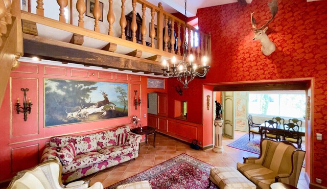 Elegant Wine Estate: Stunning Views, Heated Pool & Wi-Fi
