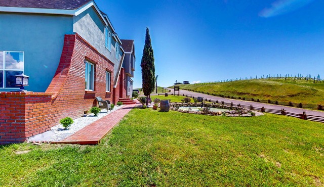 Elegant wine lover's acreage with patio, chef's kitchen, & AC - dog-friendly