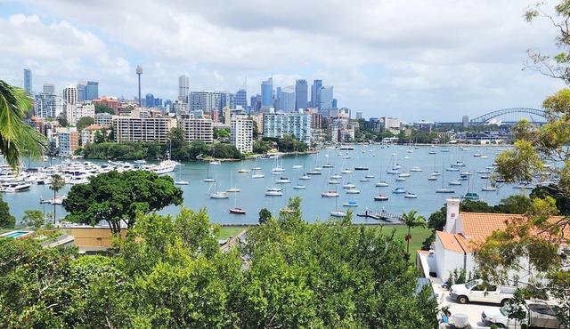 Elegantly Appointed Apartment with Harbour Views