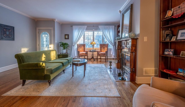 Elegantly decorated spacious 4 bedroom, 5 bathroom home in historic Oak Park