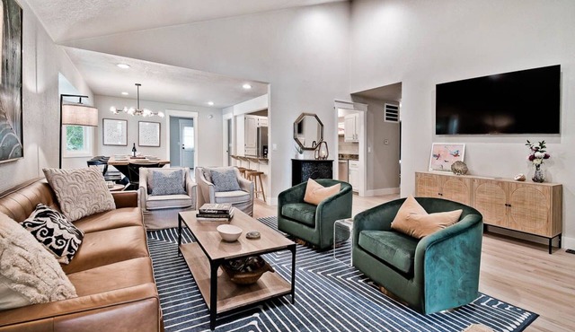 Elegantly decorated home located right next to the Lago Vista Spur bike trail