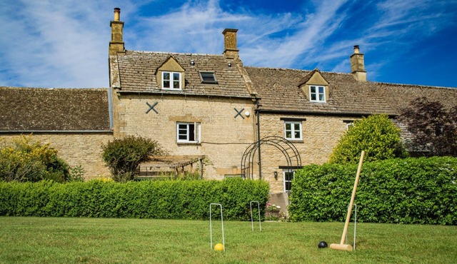 Elegantly furnished holiday home in the Cotswolds with a hot tub - Stonelands