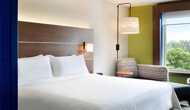 Elegantly Styled Suite with Easy Downtown Access