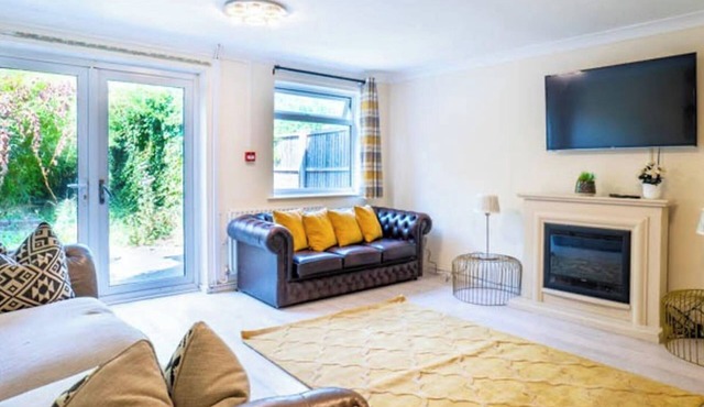 Elegent Devon Retreat in Luton