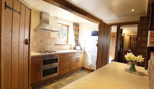 ELEPHANT COTTAGE, pet friendly, with a garden in Leominster