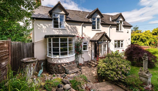 ELERI COTTAGE, pet friendly, with a garden in Great Malvern