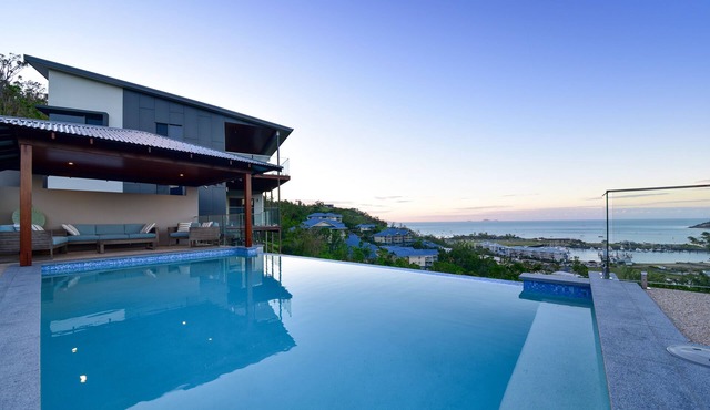 Elevated 4 bedroom holiday home in Airlie Beach with stunning views