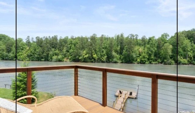 Elevated cottage on the Catawba River with lots of outdoor space!
