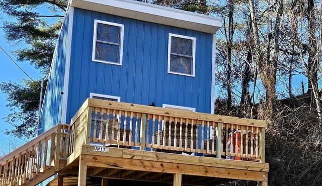 Elevated Cottage Nestled in Nature and near the New River in Draper, Virginia, Perfect for a Weekend Escape