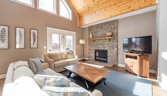 Elevated Dog Friendly Escape w/Hot Tub & Fire Pit