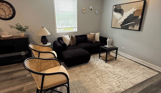 Elevated & Elegant 4 BD 2BA apartment 25 min to downtown