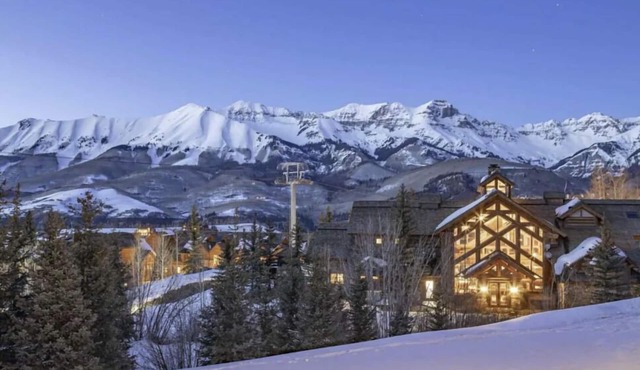 Elevated Escape: Deluxe 2 bed/2bath Ski IN/OUT condo