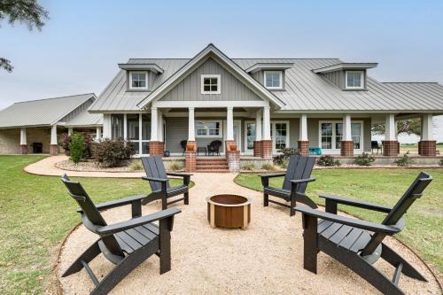 Elevated Farmhouse Getaway in Thorndale