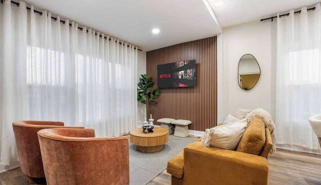 Elevated Gem | Sleeps 12 | 20 mins to Downtown Chicago