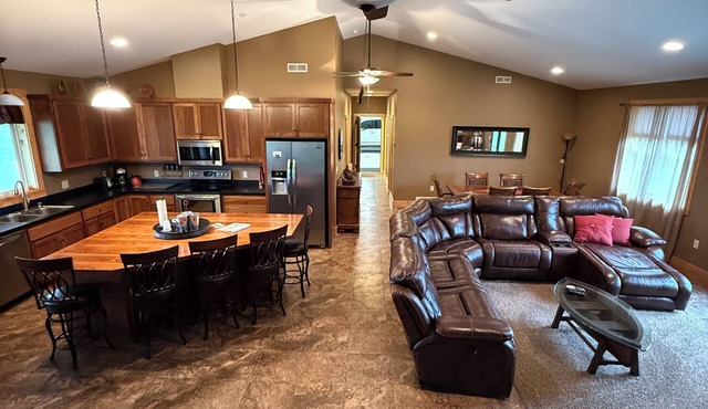 Elevated Luxury 4-bedroom cabin in Devils Lake with Fishing Access