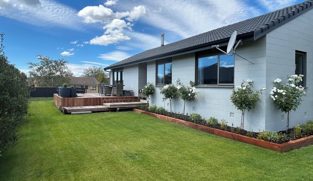 Elevated Mountain Views on Waenga