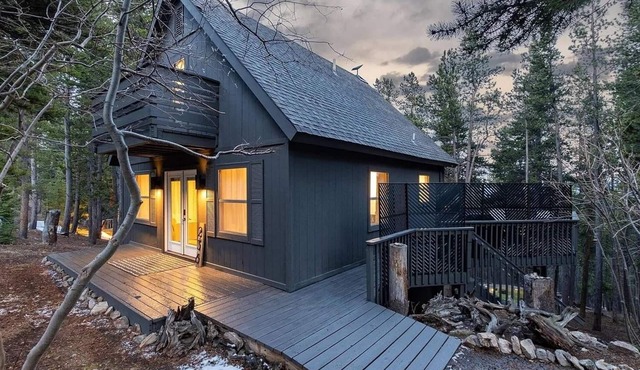 Elevated St. Mary's Glacier Retreat: Escape to mountain views, trails, hot tub