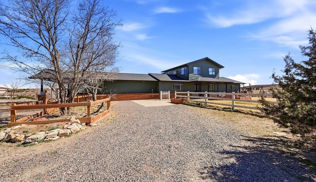 Elevated Stay in Longmont- Private, Stunning Views, Hot Tub + Equestrian Ready