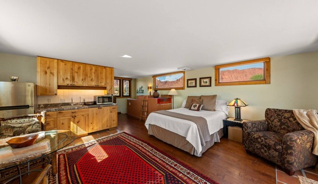 Elevated studio in the Kayenta Art Village W/Views of the red rock cliffs.