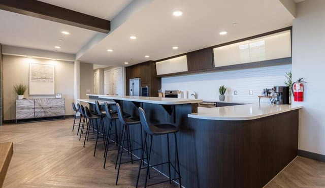Elevated Vista: Golf View + Resort Access + Large Groups