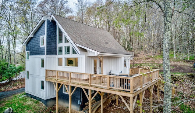 Elevation Escape - Beech Mtn home with game room, outdoor space