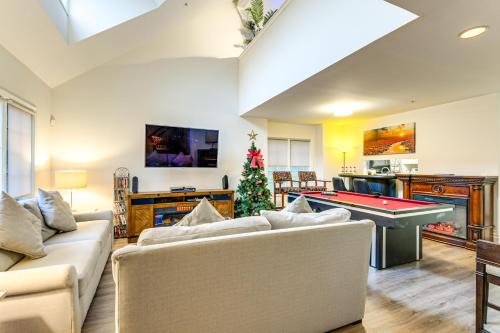 Elevator In-Unit 3-Story Condo Only 14 Mi to DC!