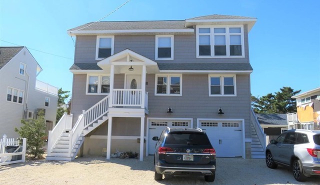 Elevator. Yard. Beach Badges. Beach Chairs. W/D. Deck. Keurig. Cable.