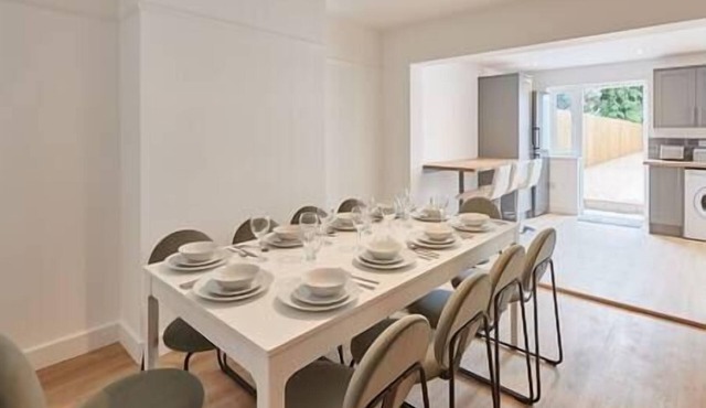 Elfleda Stay | Modern 5 bedroom house