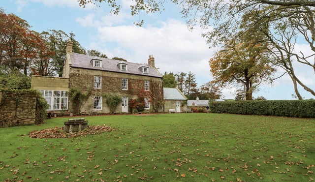 ELFORD FARMHOUSE, pet friendly, with hot tub in Seahouses