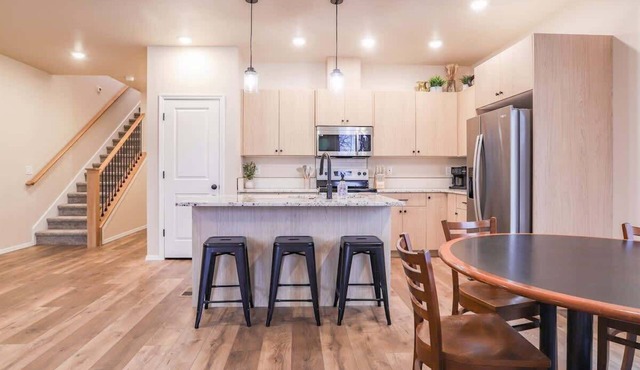 Elgin Collective Townhome 102 | Sleeps 10| Heart of Caldwell