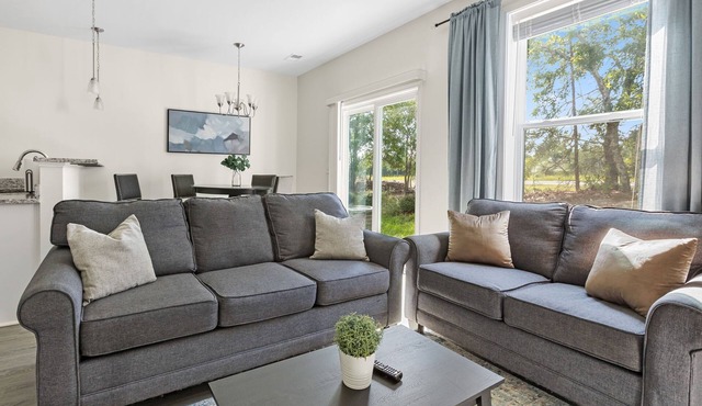 Elgin Enclave- Sleeps 6 - 12 min from Fort Jackson - Pet Friendly!