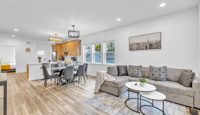 Elgin Escape –Near Train, Parks & Restaurants