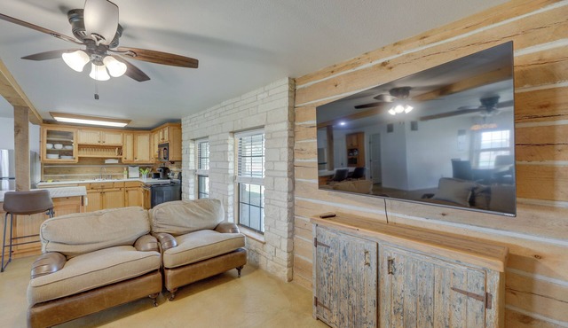Elgin Retreat at Charming Country Cabin!