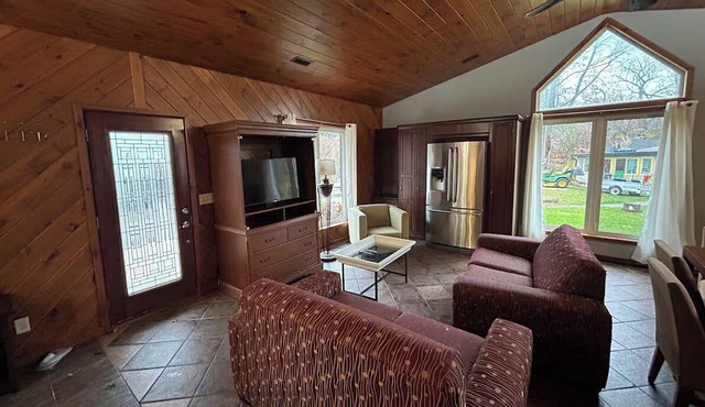 Elias Cabin CliffsidenA Cozy Getaway in Nature's Embrace