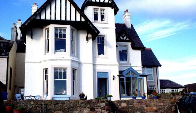 Elie near St.Andrews. Luxury self catering beach house with wonderful sea views