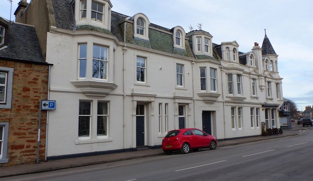 Elie - well appointed flat