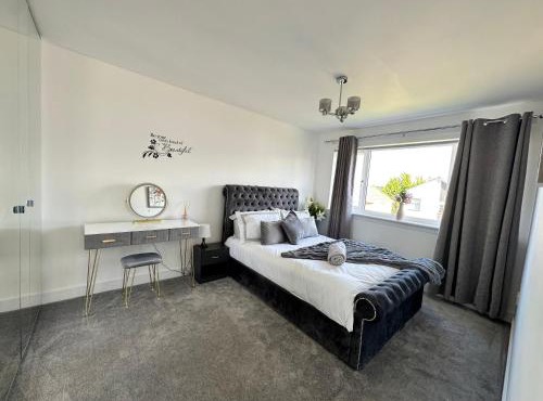 Elite 3 bedroom family house with free parking