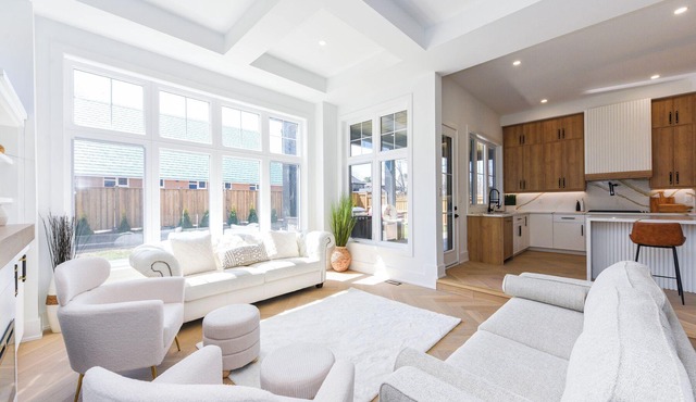 Elite 5 BR, Lake, Gym, Sauna, Mov Thtr, OutD FP & Ktcn, Kids play rm