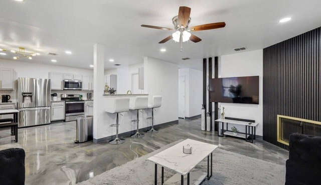 Elite 5BR Home With Game Room, Hot Tub, & Sauna