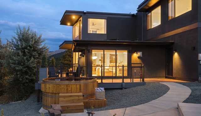Elite Boulder Luxury: Rare Mountain Views, Cedar Hot Tub, Wellness and Romance!