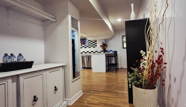 Elite Modern Escape | 2BR Close Water Front, Go Train, TTC & 401
